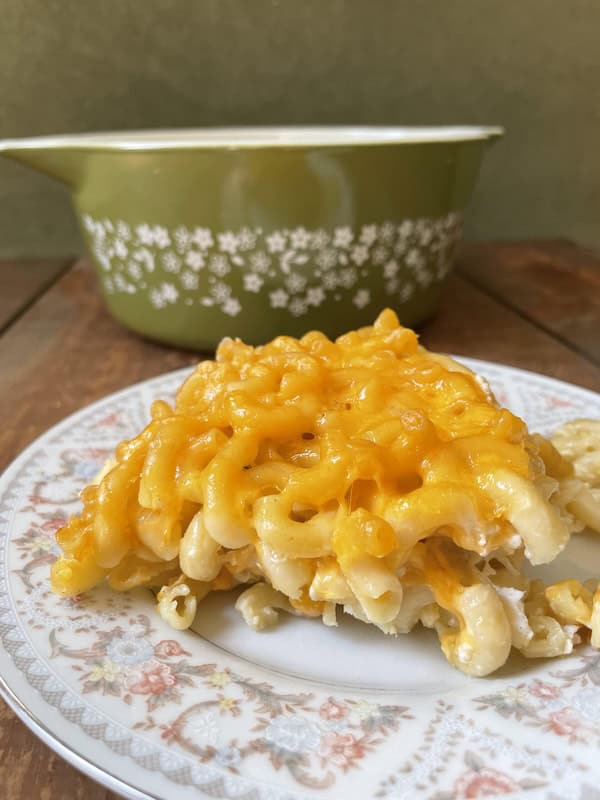 Oven-baked macaroni and cheese with golden breadcrumbs and melted cheddar — creamy Christmas comfort food side.