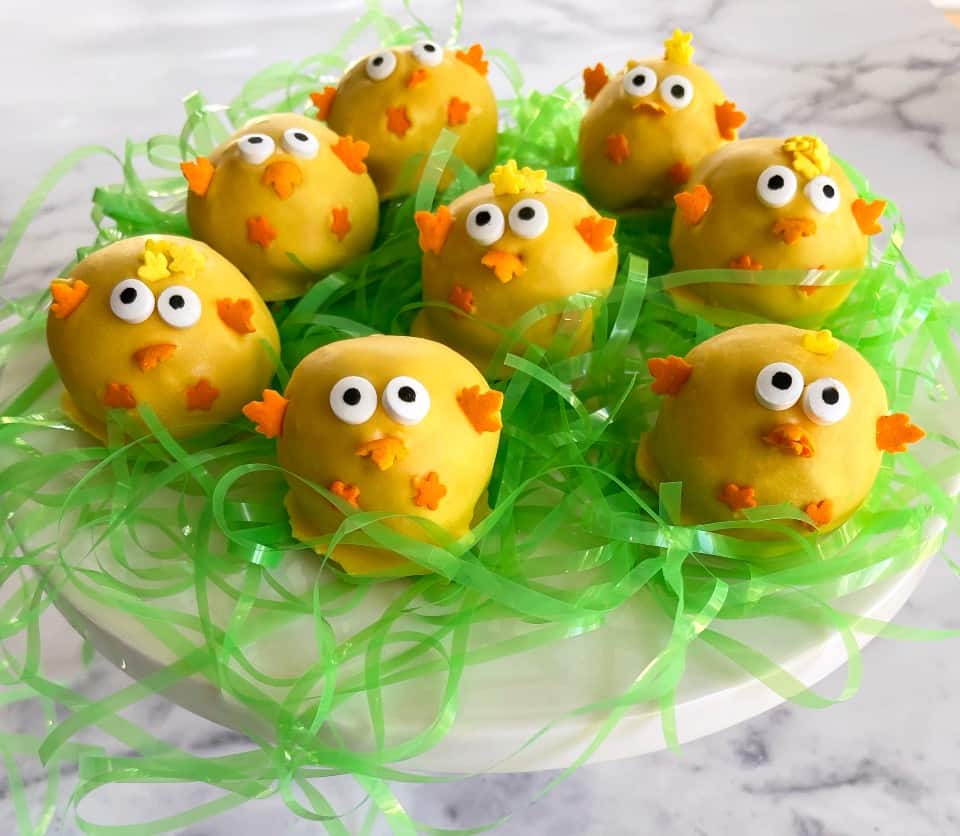 easter-chick-cake-pops chick cake pops easter dessert cute yellow cake pops decorated as baby chicks