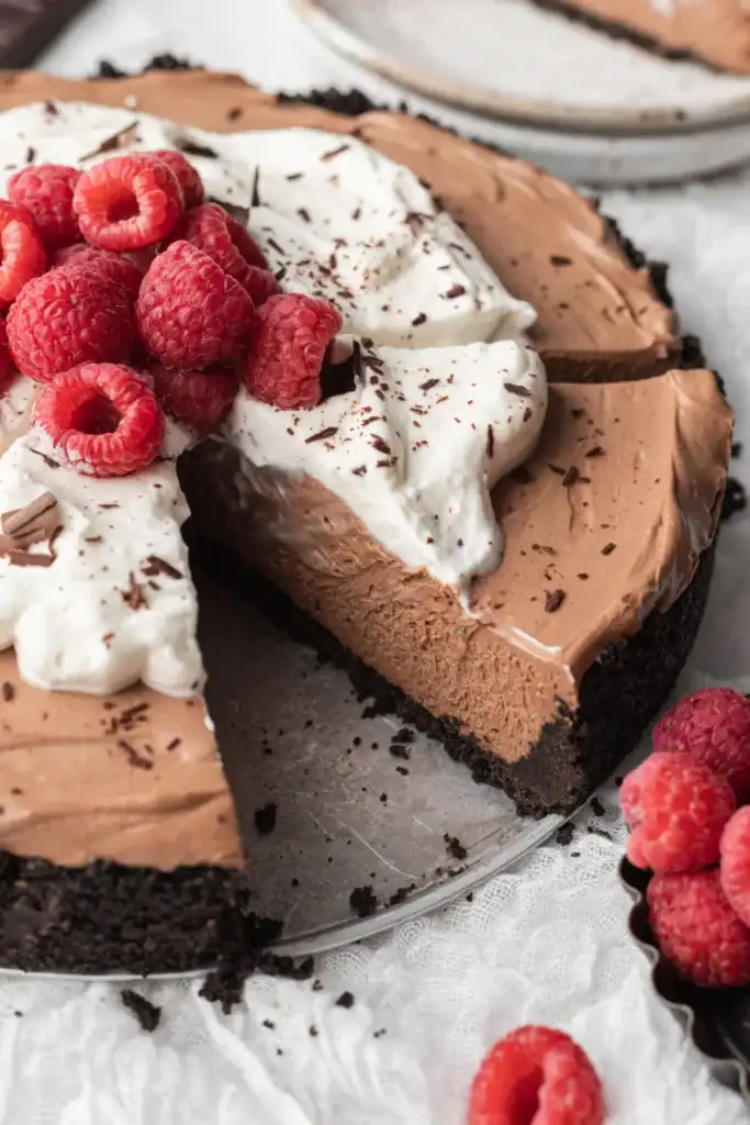 Alt text: No-bake chocolate mousse cheesecake with creamy layers and chocolate crust on a plate